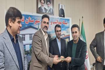 اهدای یادبودتقدیر از خبرنگاران